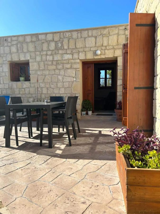 Fontana Traditional House Anarita Екстериор снимка